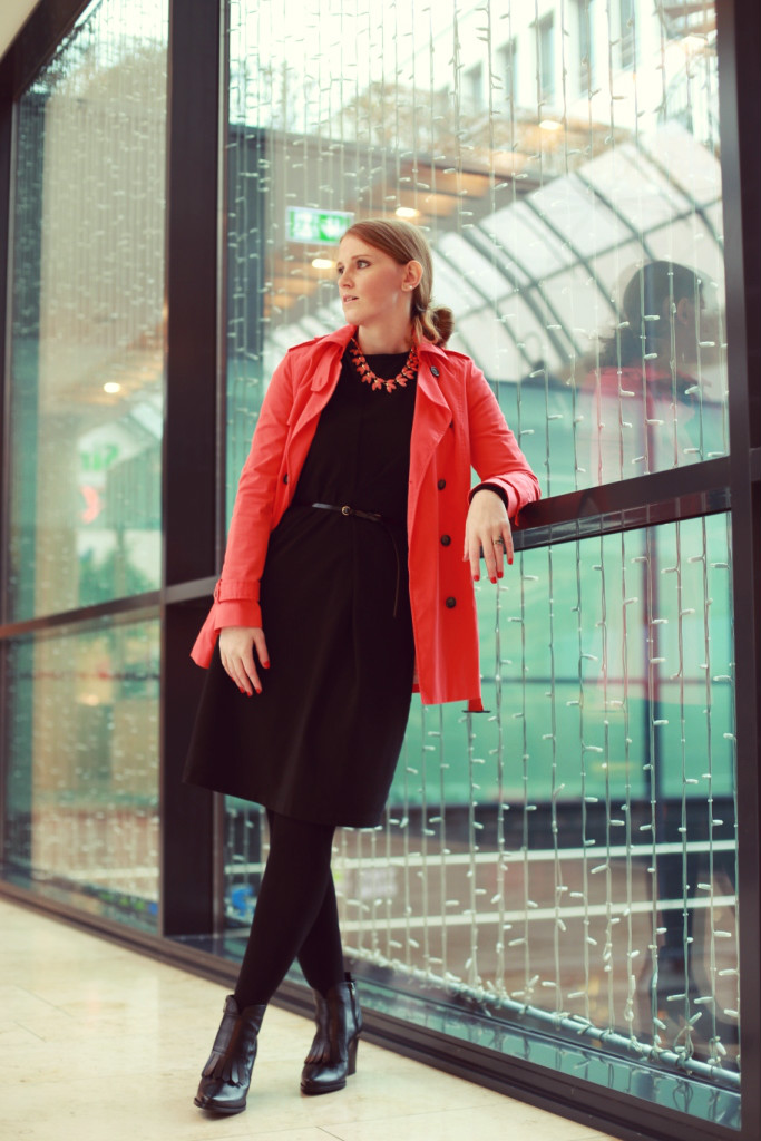 European-Culture-Kleid-Peperosa-Trenchcoat-Zara-Neon-Mantel-Schuhe-Boots-Stiefe-Outfit-Blogger-Fashion-Muenchen-f1 (2)