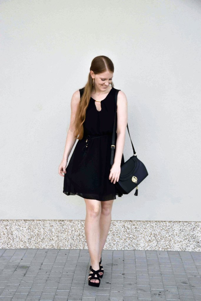 fashion-blogger-outfit-black-dress-kleines-schwarzes-kleid-armani-tasche-bag-wedges-sandalen-kordel-trend-sandaletten-muenchen-deutschland-f1